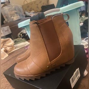 Brown destressed boots. Hidden heal about 2inches.  Worn twice. Brand Tinstree